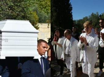 Σε ολόλευκο φέρετρο & με αυτό το ρούχο: Σπαραγμός στην κηδεία της Μαίρης Χρονοπούλου, κατέρρευσε ο Δελαπόρτας