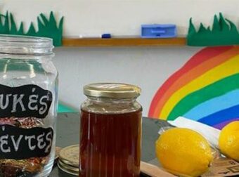 Έλληνας δάσκαλος χρησιμοποίησε σοκολατάκια, μέλι και λεμόνια για να διδάξει ευγένεια στους μαθητές