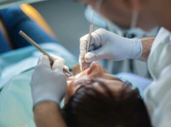 «Μαϊμού» οδοντίατρος στην Ηλιούπολη: «Έπεφταν αμέσως τα σφραγίσματα» – Ξεσπούν τα θύματά του