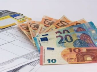 «Σωτήριο» επίδομα 105 ευρώ τη βδομάδα για δύο χρόνια – Άμεσα στα ΑΤΜ τα χρήματα