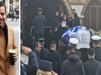 Θεσσαλονίκη: Σπαρακτικό το τελευταίο αντίο στον 32χρονο αστυνομικό που σκότωσε ο Νορβηγός! «Γιατί παλικάρι μου, γιατί» – Τραγική φιγούρα η μητέρα του κρατώντας στα χέρια της την φωτογραφία του