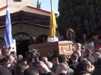 Κηδεία Βασίλη Καρρά: Έφτασε το φέρετρο του στην εκκλησία – Συνοδηγός στην νεκροφόρα η σύζυγός του
