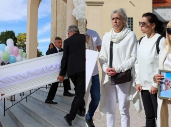 Βαθιά θλίψη για τη Ραφαέλα Πιτσικάλη: Το τελευταίο “αντίο” στο χαμογελαστό κορίτσι – Τα πάντα στα λευκά στην κηδεία της (photos)