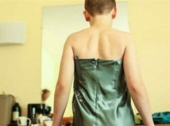 7χρονος μαθητής ζήτησε να πηγαίνει με κοριτσίστικα ρούχα & στις γυναικίες τουαλέτες στο σχολείο και ο διευθυντής αρνήθηκε – Έξαλλοι οι γονεις του (Video)