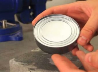Πώς να ανοίξετε μία κονσέρβα χωρίς ανοιχτήρι [video]