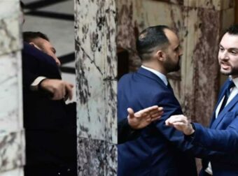 Ξύλο στη Βουλή: Δίωξη για κακούργημα στον Κωνσταντίνο Φλώρο – Υπό κράτηση μέχρι να απολογηθεί, κινδυνεύει με 10ετή φυλάκιση!