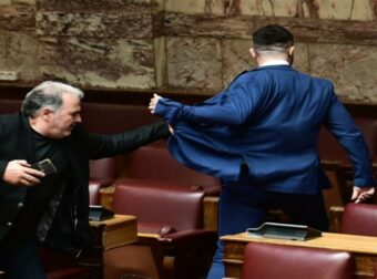 Στον εισαγγελέα ο Κωνσταντίνος Φλώρος για τη βίαιη επίθεση μέσα στη Βουλή – Έσπασε τη μύτη του Βασίλη Γραμμένου (video)