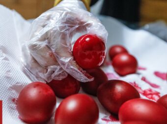 Πάσχα: Ο λόγος που βάφουμε κόκκινα τα αυγά τη Μεγάλη Πέμπτη