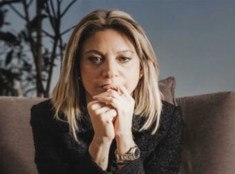 Μαρία Καρυστιανού: «Πρέπει να παίρνω ένα ηρεμιστικό πριν ακούσω τον Κ.Μητσοτάκη να μιλάει για τα Τέμπη»