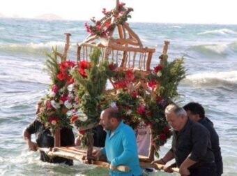 Μοναδικό θέαμα στη Νάξο: Πλήθος πιστών στην ξεχωριστή περιφορά του Επιταφίου μέσα στη θάλασσα (video)