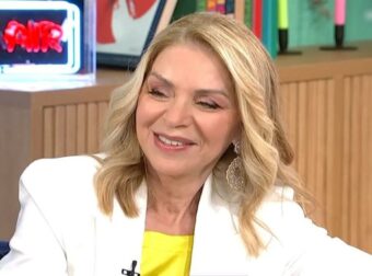 Έλλη Στάη: «Η λέξη “ορφανό” είχε αρνητική αύρα, υπήρχε κάτι σαν ντροπή»