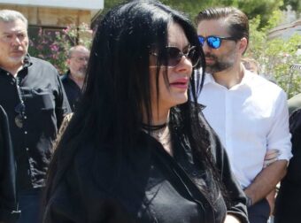 Πένθος για τη Σάννυ Μπαλτζή: «Τα πιο ακριβά χρυσαφικά μου, τα κερασάκια που μου κρέμαγες στα αυτιά μου»