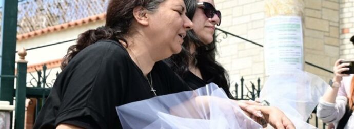 Μητέρα Κυριακής Γρίβα: «Πεθαίνω κάθε μέρα, μιλάω σε μια φωτογραφία, δεν ήμουν εκεί να μπω μπροστά στο μαχαίρι»