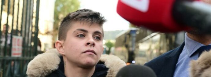 Αμαλιάδα: Ανατριχιαστική καταγγελία για ξυλοδαρμό 17χρονης από τη Μουρτζούκου – «Της έδινε μπουνιές και κρατούσε μαχαίρι»
