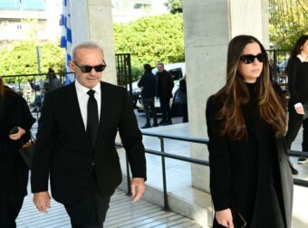 Κηδεία Αντώνη Λυμπέρη: Καταρρακωμένος ο Πέτρος Κωστόπουλος στο νεκροταφείο – Φωτογραφίες