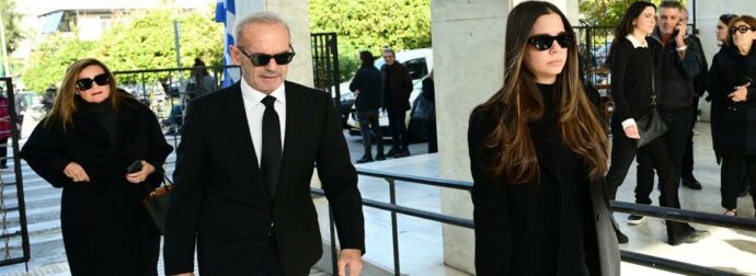 Κηδεία Αντώνη Λυμπέρη: Καταρρακωμένος ο Πέτρος Κωστόπουλος στο νεκροταφείο – Φωτογραφίες