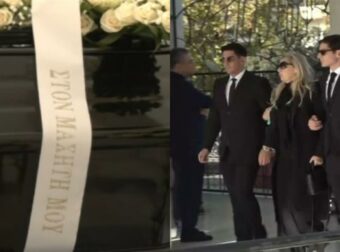 Κηδεία Αντώνη Λυμπέρη: Υποβασταζόμενη από τα παιδιά τους η σύζυγός του – Η τελευταία του επιθυμία