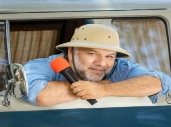 Το Χ αποθεώνει τον Αρναούτογλου και το The Road Show: «Δεν είναι εύκολο πια στον κόσμο αυτόν που ζούμε, οι άνθρωποι να ανοιχτούν μπροστά στην κάμερα»