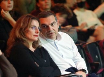 Αλέξης Τσίπρας: Στην πρώτη σειρά με την Περιστέρα Μπαζιάνα – Η σπάνια βραδινή τους έξοδος