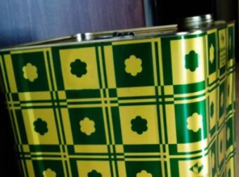 Ξεκίνησε η “διαμάχη” για το ελαιόλαδο: Κλείδωσε η τιμή του τενεκέ για το 2025 – Πόσο πωλείται σήμερα