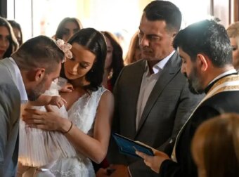 Γιώργος Αγγελόπουλος & Δήμητρα Βαμβακούση: Αδημοσίευτες φωτογραφίες από τη βάφτιση της κόρης τους