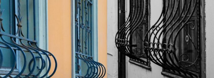 Σε τι χρησιμεύουν οι «καμπύλες» προς τα έξω στα κάγκελα που βλέπουμε σε μερικά παράθυρα