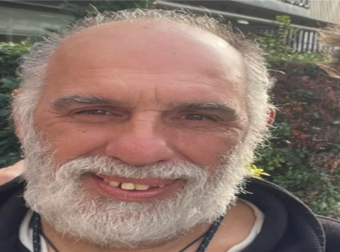 Δεν πάει το μυαλό σας: Ο άντρας που ποζάρει σε αυτήν την φωτογραφία είναι ο αδερφός τους πιο όμορφου Έλληνα ηθοποιού