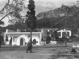 Κουίζ για παλιά Αθήνα: Μπορείς να αναγνωρίσεις την πλατεία στη φωτογραφία;