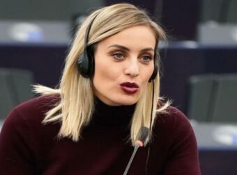 Ελεονώρα Μελέτη – Κατέθεσε ερώτηση στην Ευρωβουλή με αφορμή τον Αστυνομικό της Βουλής και τη γυναικοκτονία στους Αμπελόκηπους