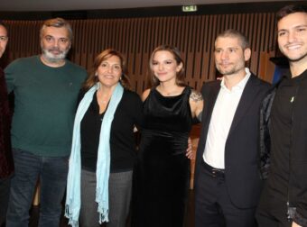 Μελίνα Κούρκουλου: Στην παρουσίαση της αδερφής της – Η σπάνια εμφάνιση με τον άντρα της (Φωτογραφία)