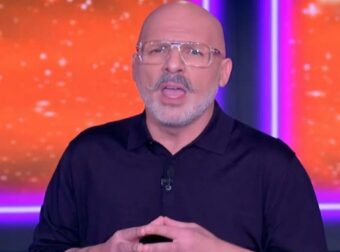 Νίκος Μουτσινάς: Βγήκε αργοπορημένα ξανά η εκπομπή του – «Θα βγω στις 01:00 την επόμενη φορά…»