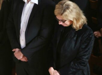 Κηδεία Χαρδαβέλλα – Η σύζυγός του κρατούσε όλη μέρα ένα δικό του αντικείμενο στο τελευταίο «αντίο»