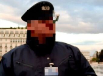 Πήρε θέση η μητέρα του αστυνομικού της Βουλής: «Γέννησα ένα τέρας, θέλω να τον φτύσω»