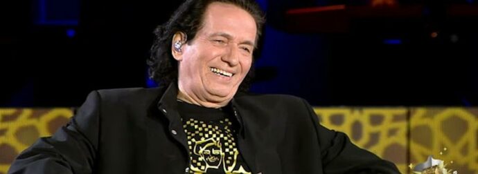 Πασχάλης: «Μία θαυμάστρια μου ζητούσε επίμονα το τηλέφωνό μου, ανέβηκε η σύζυγός μου στην σκηνή και την πέταξε κάτω»