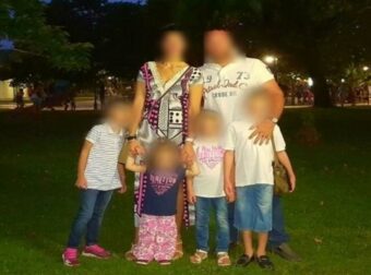 Κατέθετε για 2,5 ώρες η μητέρα του αστυνομικού της Βουλής: «Ήξερα ότι την ξυλοκοπούσε» – Τι είπε για τους βιασμούς