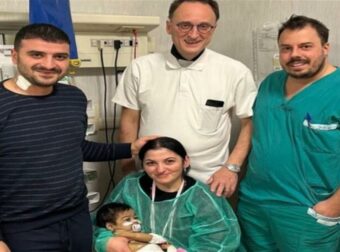 Δακρύσαμε: Μεταμόσχευση ήπατος με δότη πατέρα και λήπτρια την 11 μηνών κόρη του