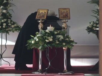 Κηδεία Δημήτρη Ήμελλου: «Παιδί μου!» – Τα σπαρακτικά λόγια της μητέρας του πάνω από το φέρετρο