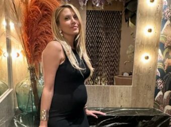 Φωτεινή Πετρογιάννη: Το φανταχερό δέντρο που στόλισε στο σαλόνι της