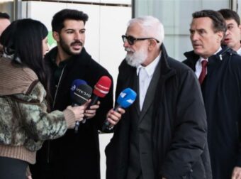 Οργή με τις ερωτήσεις του Εισαγγελέα στη δίκη Φιλιππίδη: «Δείξτε μας πώς είχε ανέβει πάνω σας; Πώς ερεθίστηκε ένας άνθρωπος 50 ετών τόσο γρήγορα;»
