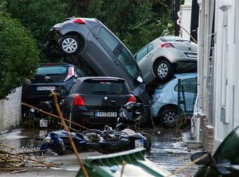Βιβλική καταστροφή στη Ρόδο: Στοιβαγμένα αμάξια, λασπόνερα και πλημμυρισμένα σπίτια από την κακοκαιρία Bora