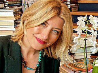 Σία Κοσιώνη: Το μαγικό μπισκοτόσπιτο που έφτιαξε με τον γιο της – Ένα γλυκό χριστουγεννιάτικο έθιμο!