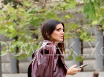 Σταματίνα Τσιμτσιλή: Βιαστική με ψηλοτάκουνες μπότες και το κινητό στο χέρι – Η μοναχική βόλτα στο κέντρο