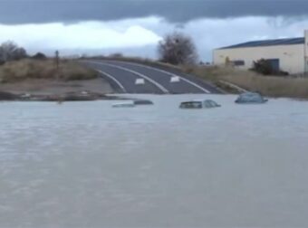 Η Εθνική οδός μετατράπηκε σε «παγίδα»: Αυτοκίνητα βυθίστηκαν στο Σχηματάρι – Εγκλωβίστηκαν οδηγοί