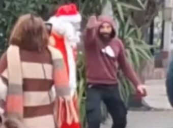 Αποκαλύψεις για τον αστυνομικό που χτύπησε «Άγιο Βασίλη» και χαιρέτησε ναζιστικά – Γιατί του είχαν πάρει το όπλο