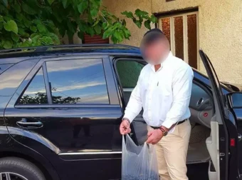 Η αποκάλυψη της 12χρονης κόρης του αστυνομικού της Βουλής στο σχολείο – «Ξέρω τι είναι το γκλομπ, έχω φάει ξύλο με αυτό»
