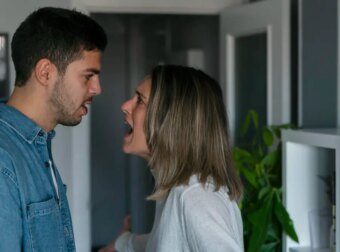 Κατέρρευσε όταν ανακάλυψε ότι ο σύζυγός της την απάτησε με την αδελφή της – «Η μητέρα μας με πιέζει να την συγχωρήσω και να το ξεχάσω»