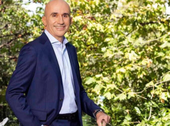 Γρηγόρης Λέων: Αυτή είναι η δημοσιογράφος και κατά 7 χρόνια νεότερη σύζυγός του! Έχουν μαζί έναν γιο