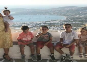 Σπανούλης – Χοψονίδου: Ο γιος τους έγινε 15 ετών & η ομοιότητα τους όταν χαμογελάει είναι εκπληκτική