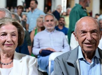 Κώστας Σημίτης: Μόλις πριν από 4 μήνες έκανε την τελευταία δημόσια εμφάνισή του στο πλευρό της συζύγου του, Δάφνης