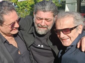 Κατέρρευσε ο Μιχάλης Ιατρόπουλος κατά τη διάρκεια του ετήσιου μνημοσύνου του Χάρη Κωστόπουλου.